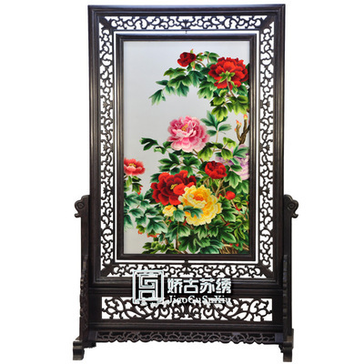 苏绣牡丹鸡翅木竖架 一针一线绣繁华，匠心独运赠外宾